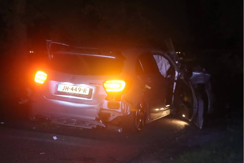 Gewonde bij aanrijding auto met boom