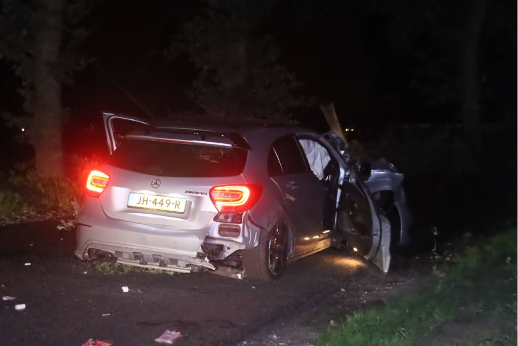 Gewonde bij aanrijding auto met boom