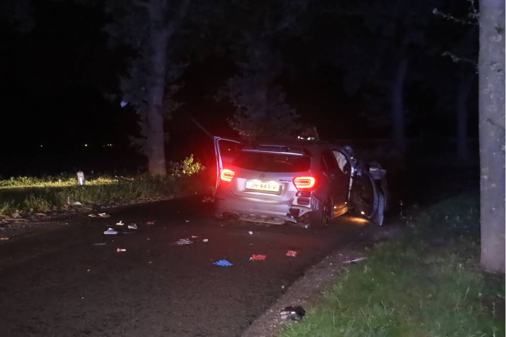 Gewonde bij aanrijding auto met boom