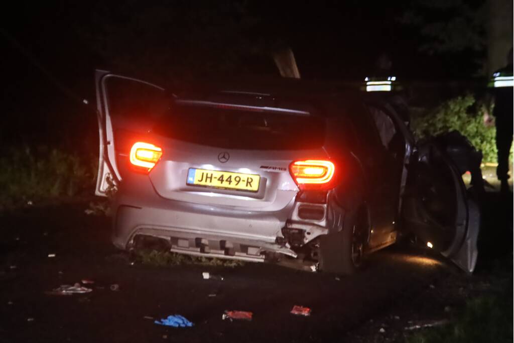 Gewonde bij aanrijding auto met boom