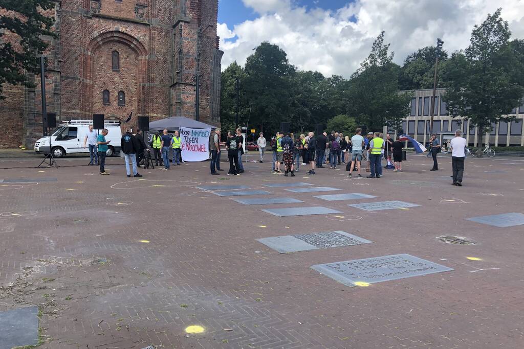 Kleine demonstratie tegen covid-19 maatregelen