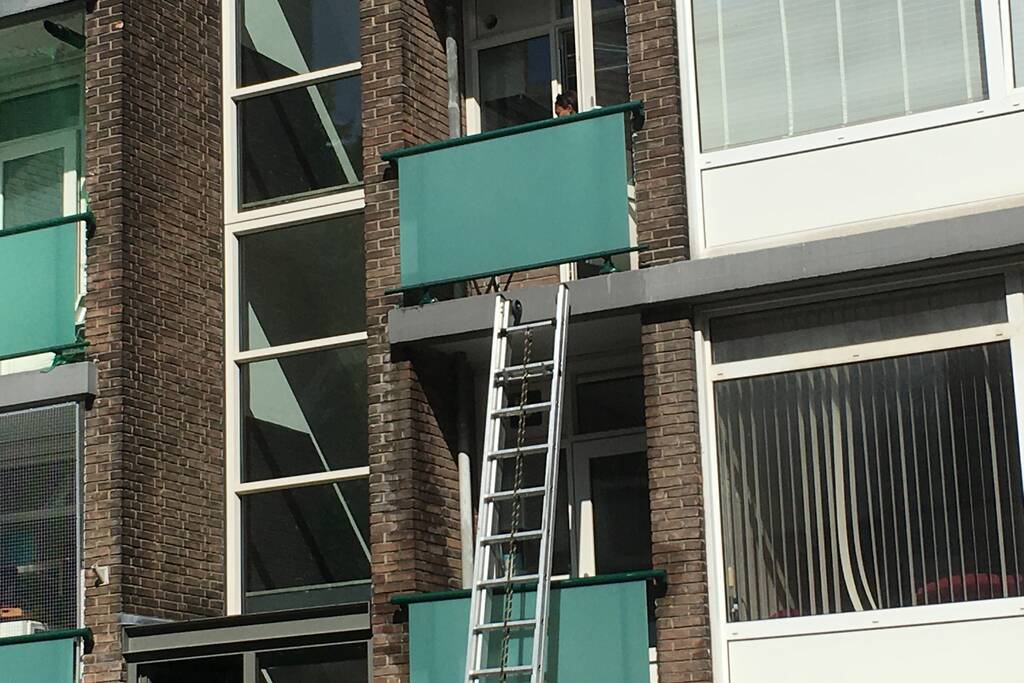 Bewoner heeft last van water op balkon