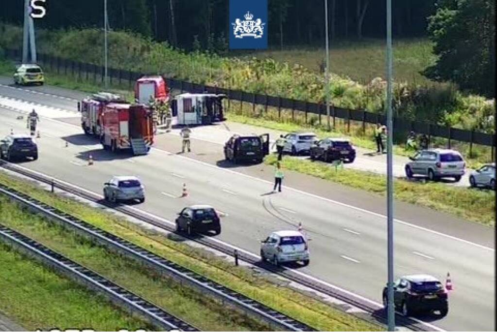 Oprit dicht door gekantelde camper