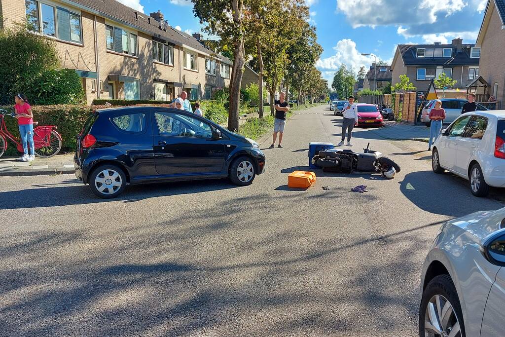 Maaltijdbezorger op brommer aangereden door auto
