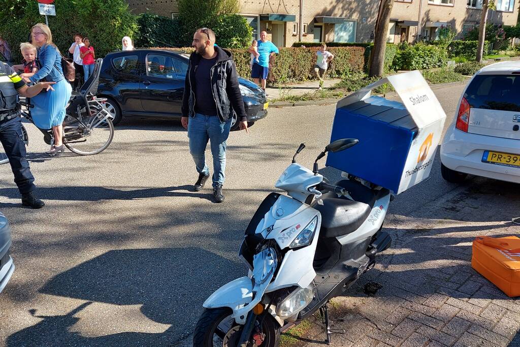 Maaltijdbezorger op brommer aangereden door auto
