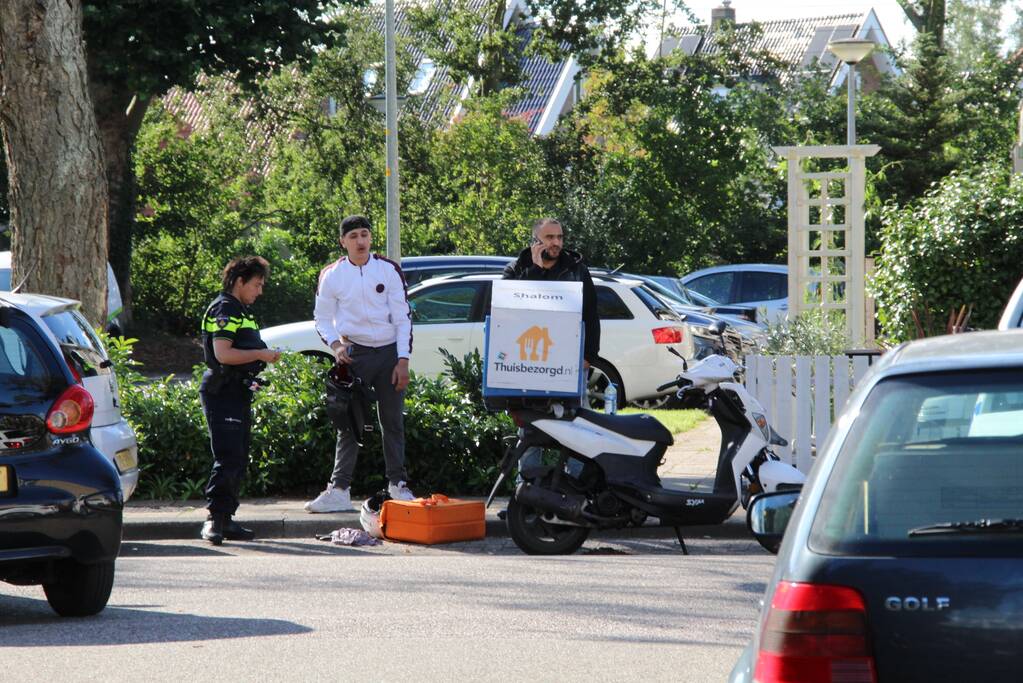 Maaltijdbezorger op brommer aangereden door auto