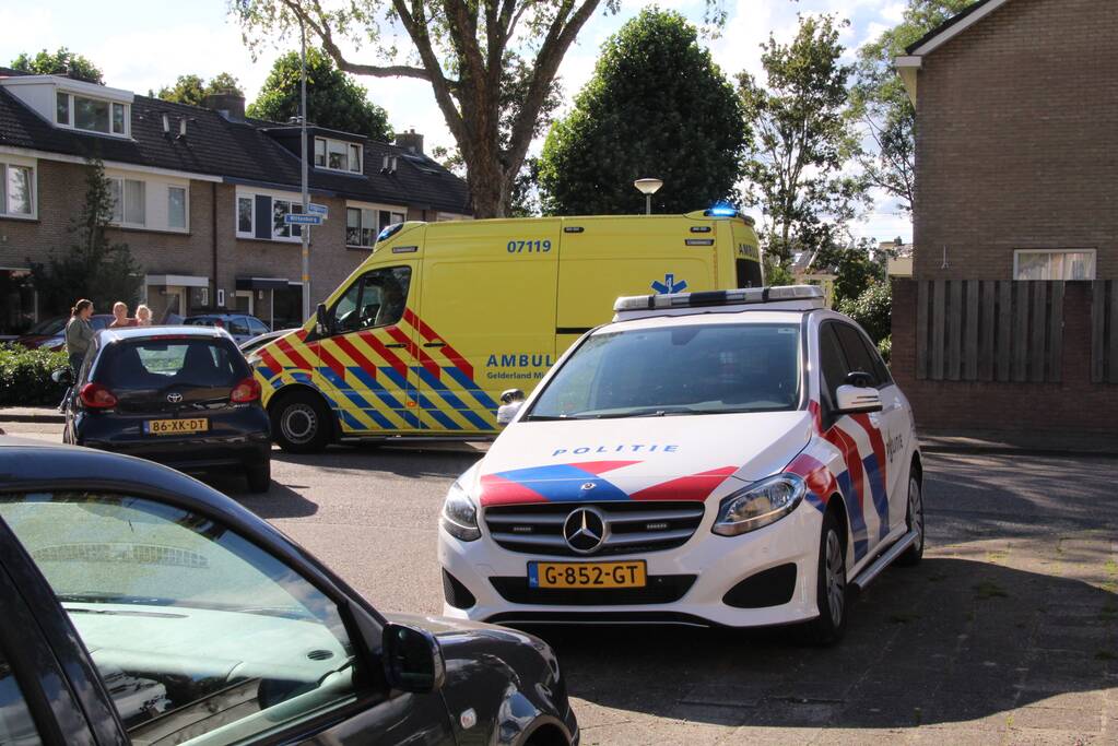 Maaltijdbezorger op brommer aangereden door auto