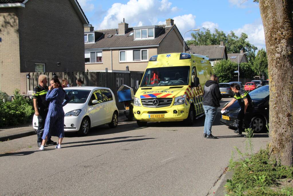 Maaltijdbezorger op brommer aangereden door auto