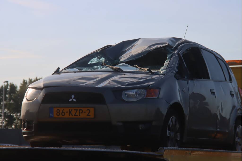 Auto slaat over de kop op snelweg