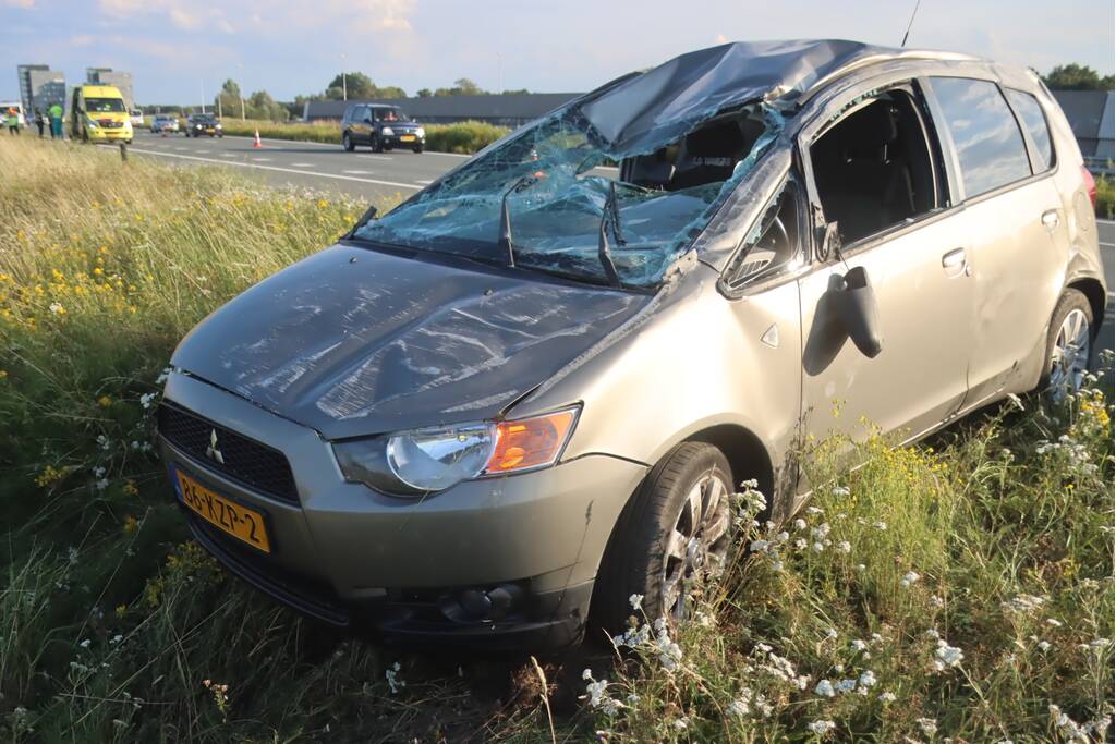Auto slaat over de kop op snelweg