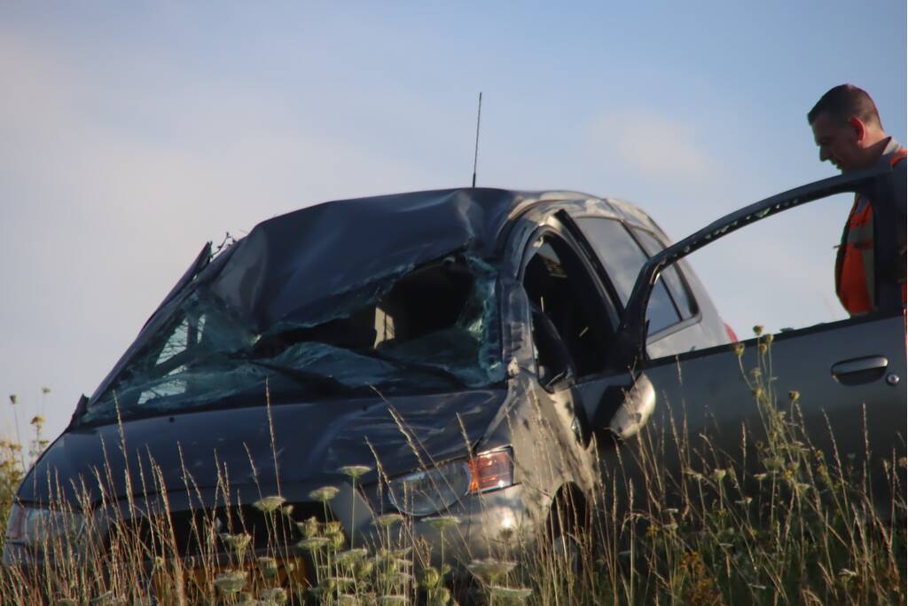 Auto slaat over de kop op snelweg