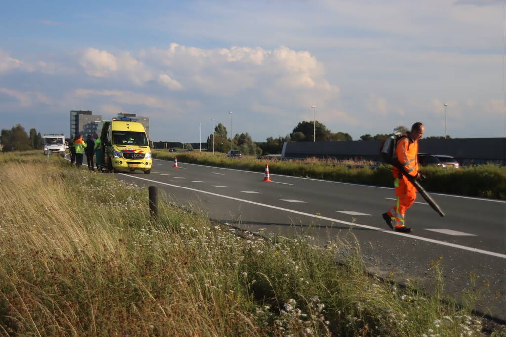 Auto slaat over de kop op snelweg