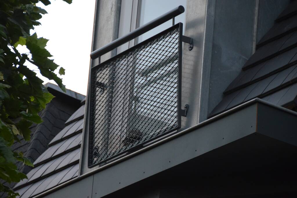 Vastzittende duiven door brandweer bevrijd