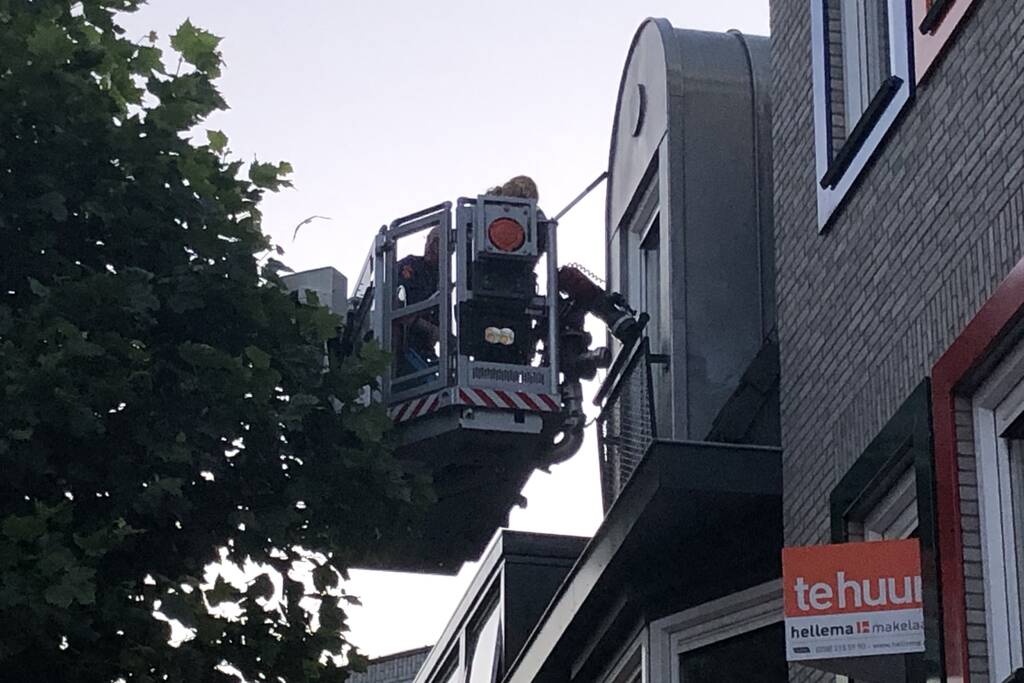 Vastzittende duiven door brandweer bevrijd