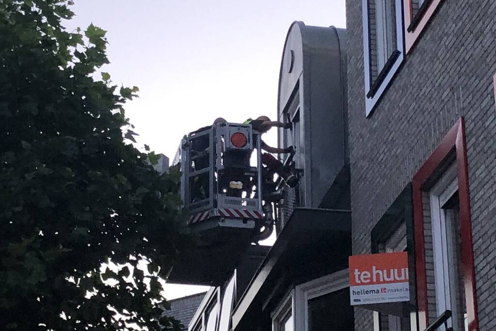 Vastzittende duiven door brandweer bevrijd