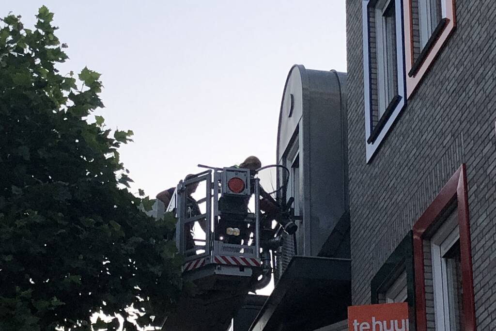 Vastzittende duiven door brandweer bevrijd