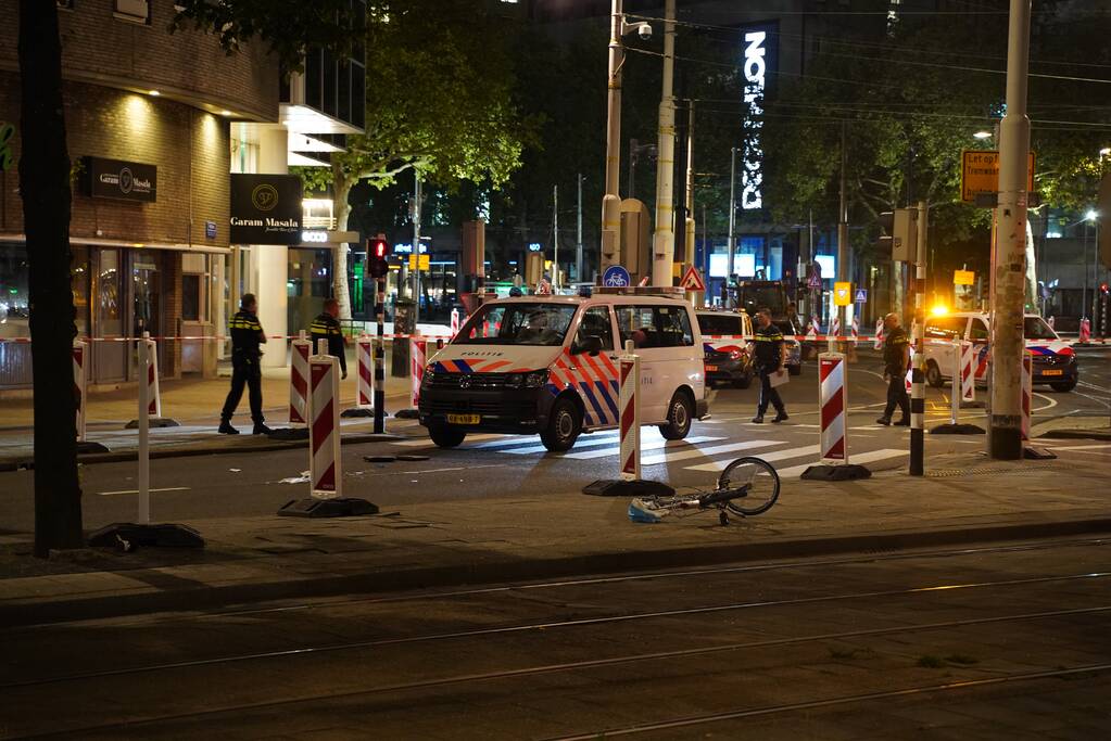 Fietsster zwaargewond na aanrijding met politiebus