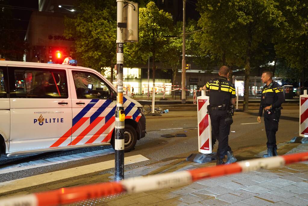 Fietsster zwaargewond na aanrijding met politiebus