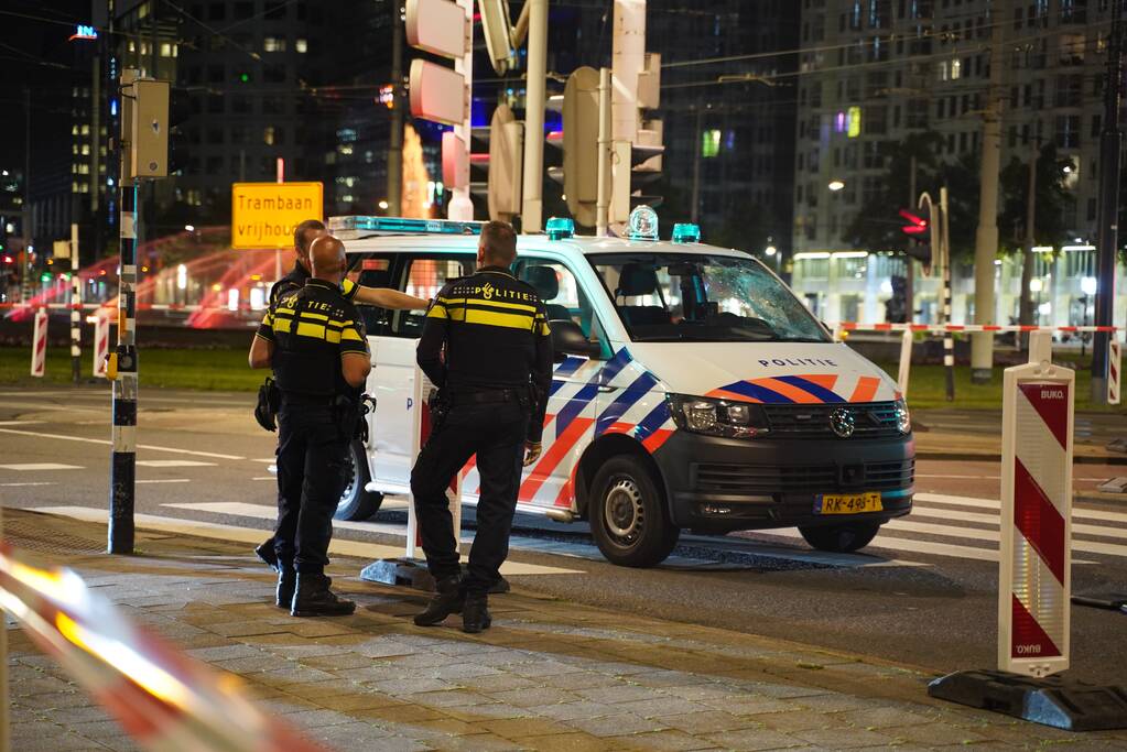 Fietsster zwaargewond na aanrijding met politiebus