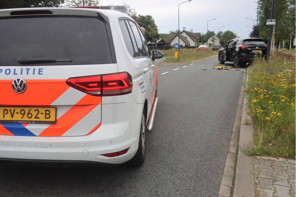 Bergings vrachtwagen ramt personenwagen