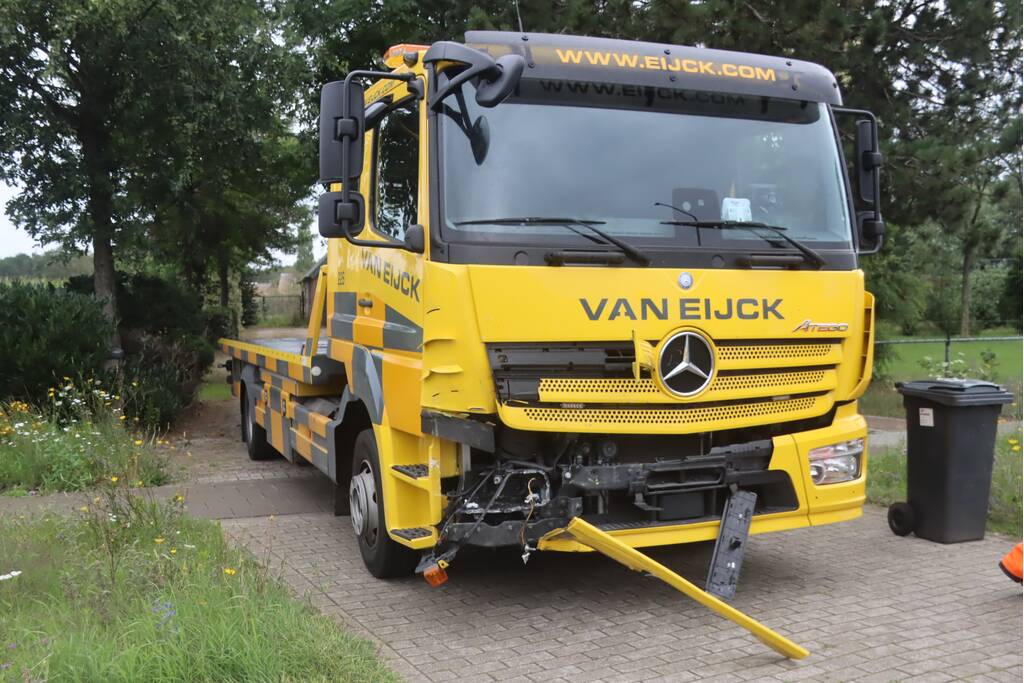 Bergings vrachtwagen ramt personenwagen