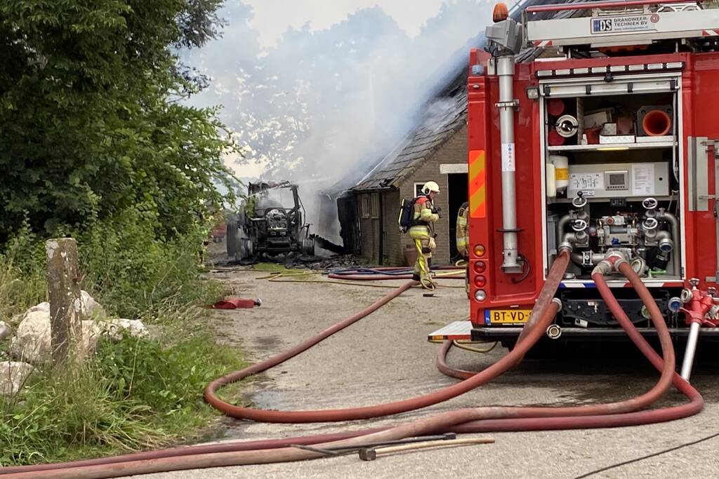 Tractor brand slaat over naar boerderij