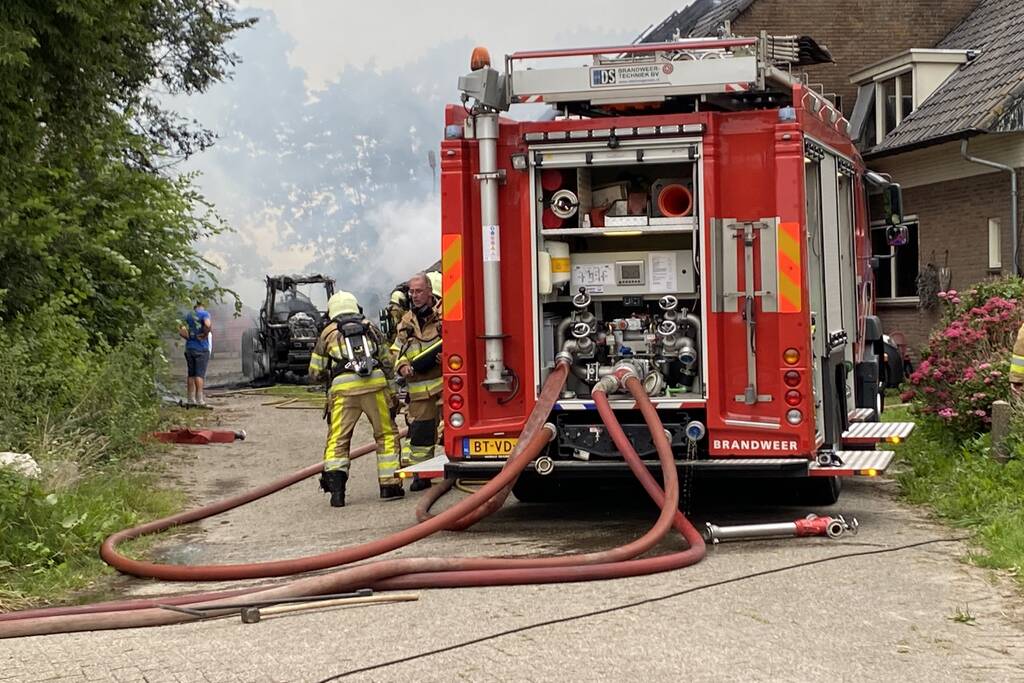 Tractor brand slaat over naar boerderij