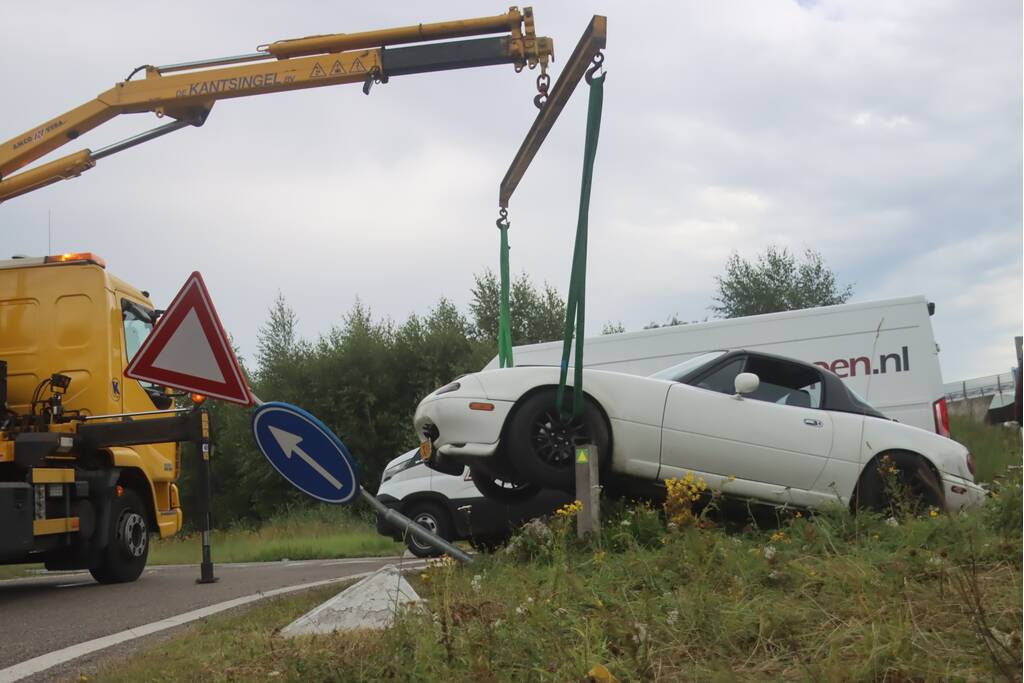Auto vliegt uit de bocht en wordt gelanceerd