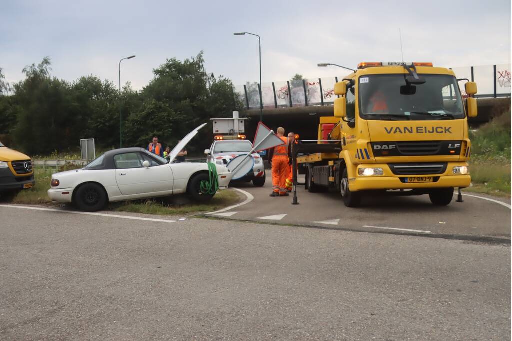 Auto vliegt uit de bocht en wordt gelanceerd