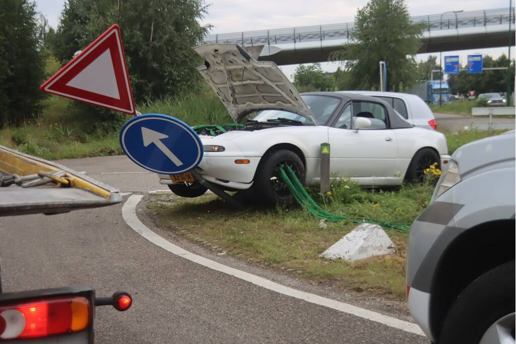 Auto vliegt uit de bocht en wordt gelanceerd