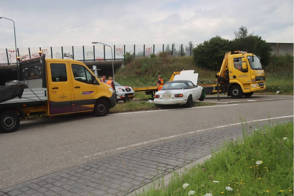 Auto vliegt uit de bocht en wordt gelanceerd