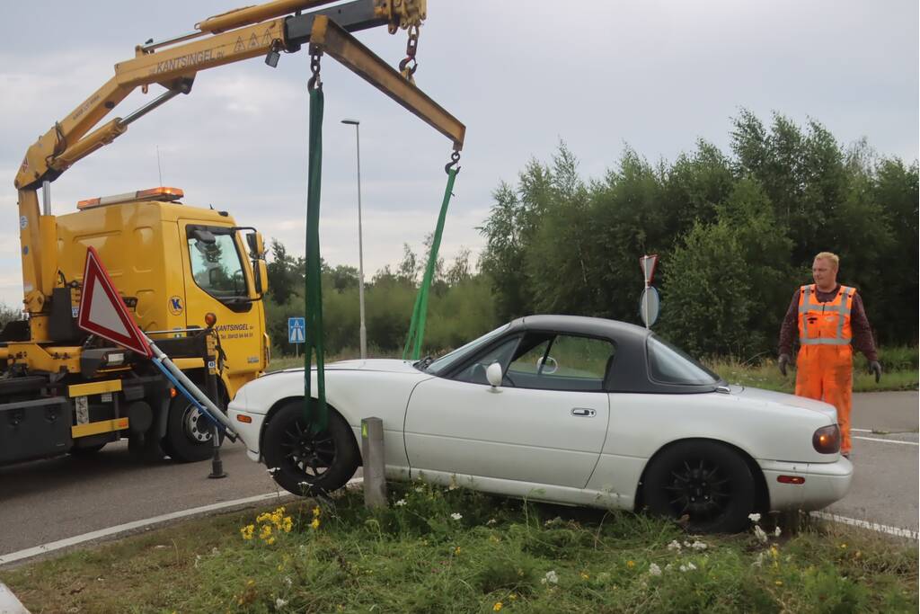 Auto vliegt uit de bocht en wordt gelanceerd
