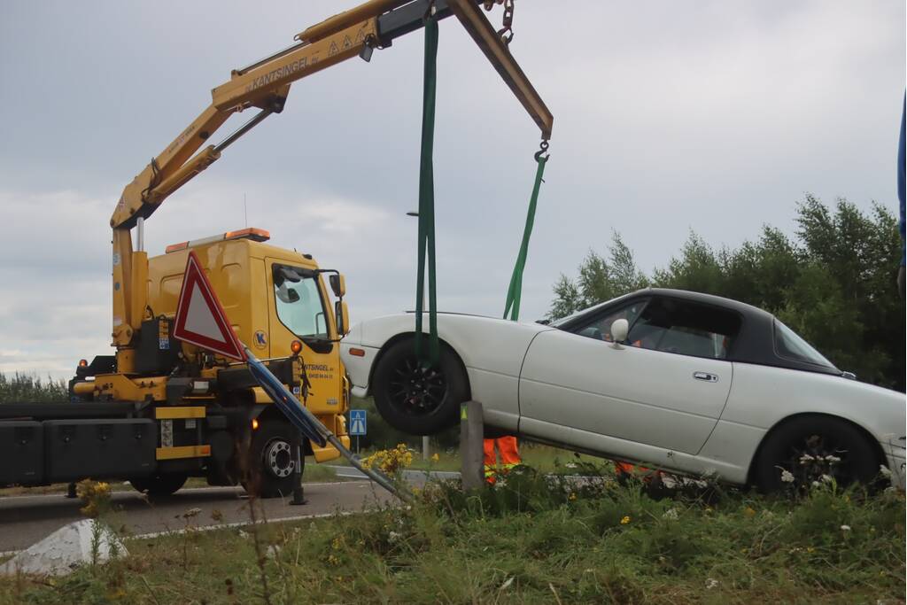 Auto vliegt uit de bocht en wordt gelanceerd