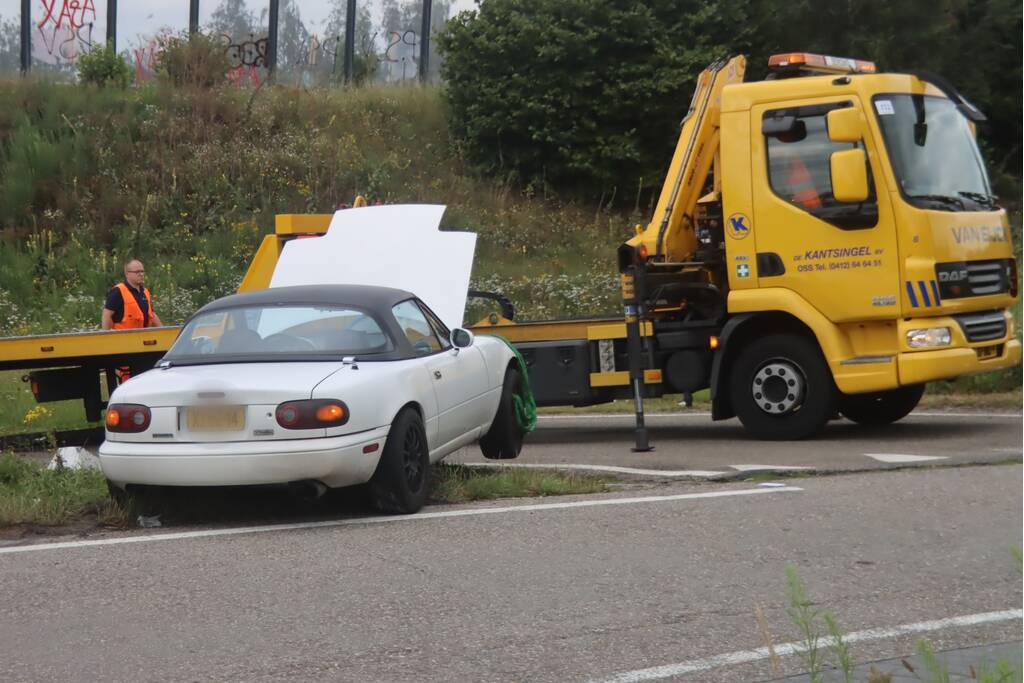 Auto vliegt uit de bocht en wordt gelanceerd