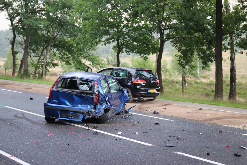 Enorme ravage bij verkeersongeval met drie voertuigen