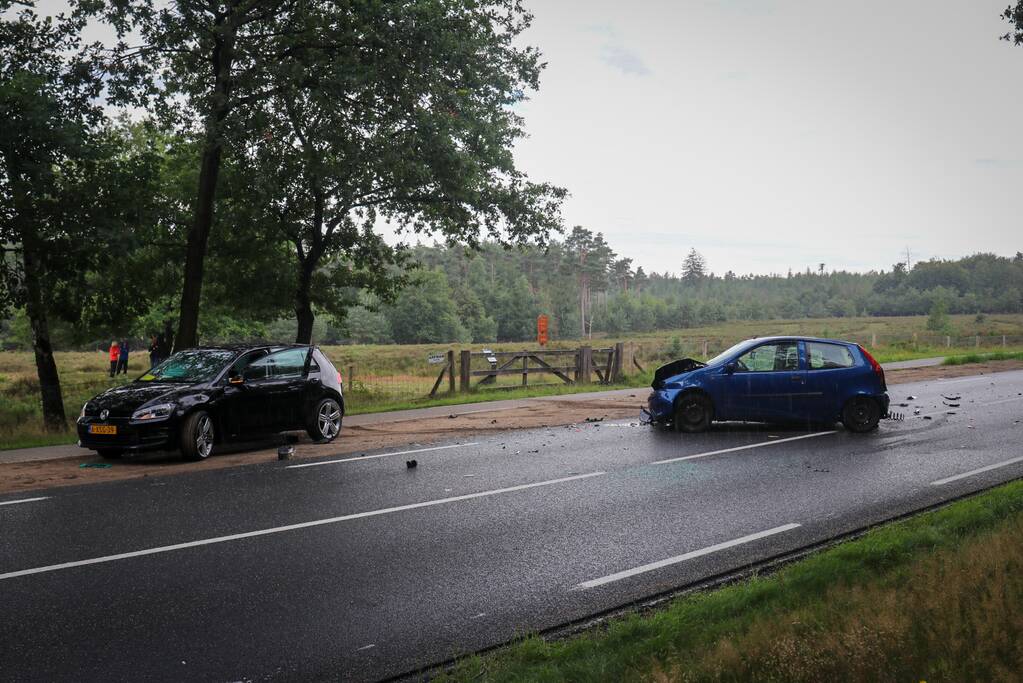 Enorme ravage bij verkeersongeval met drie voertuigen