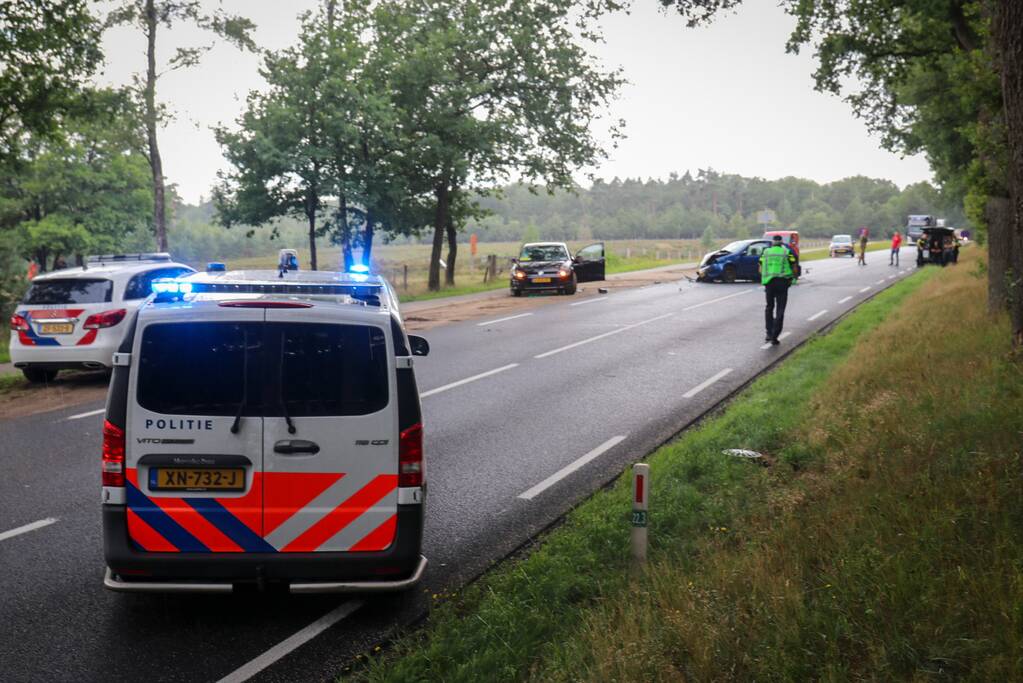 Enorme ravage bij verkeersongeval met drie voertuigen