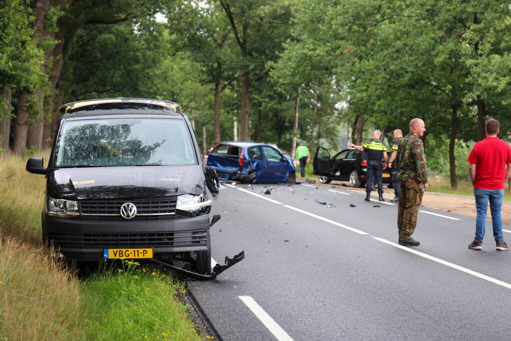 Enorme ravage bij verkeersongeval met drie voertuigen