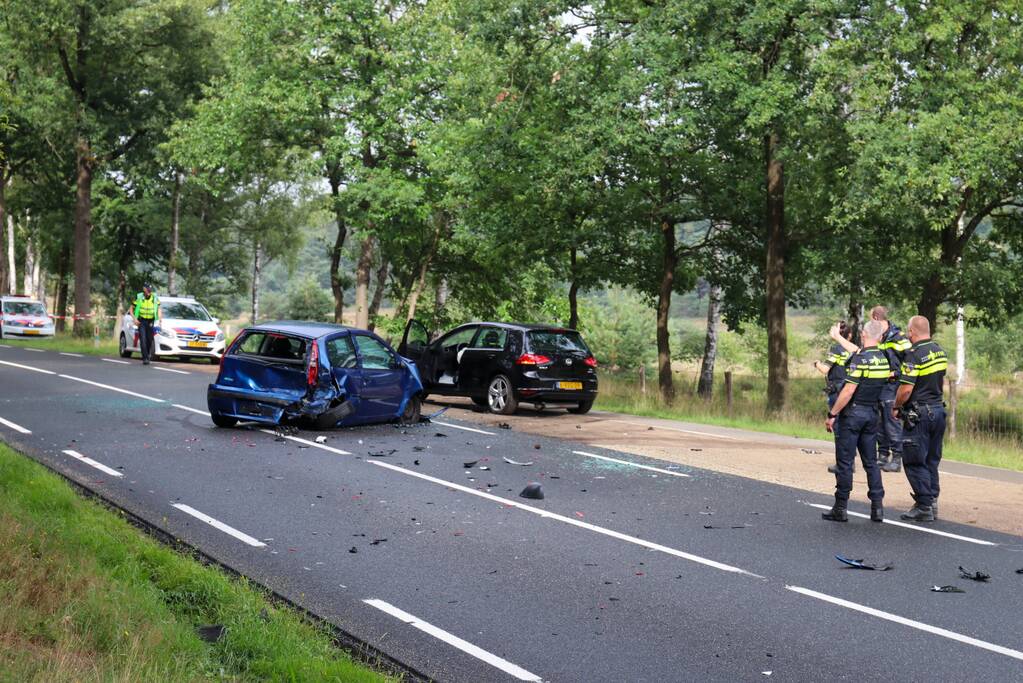 Enorme ravage bij verkeersongeval met drie voertuigen