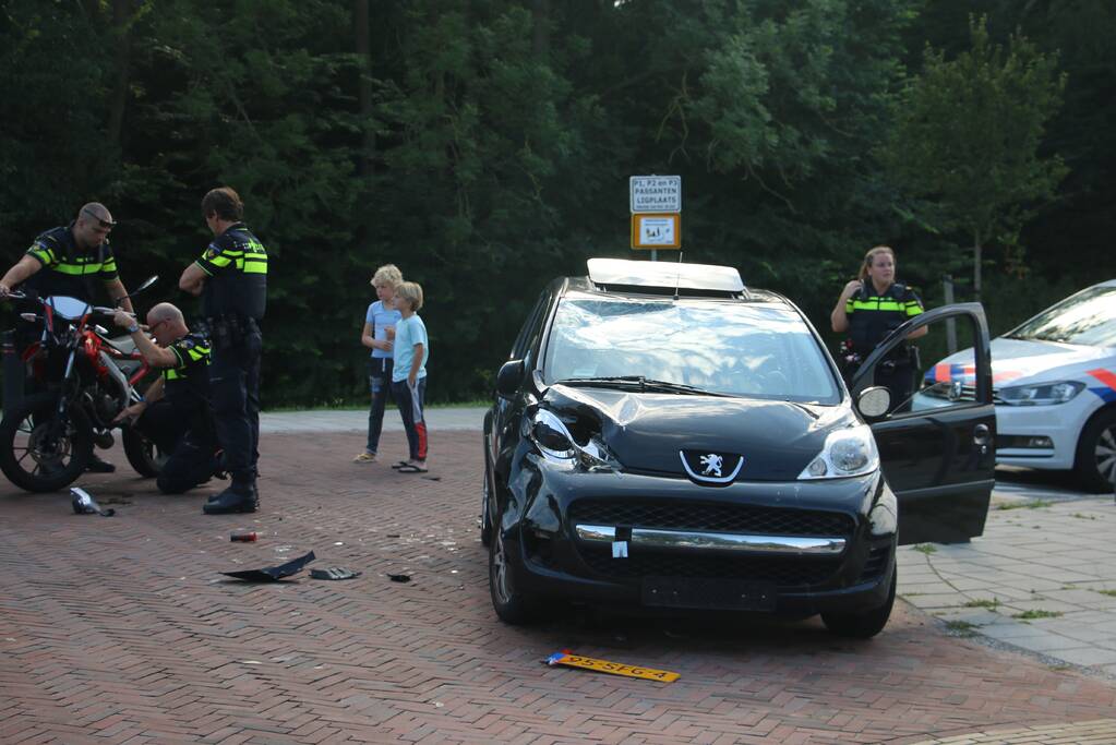 Brommerrijder gewond na aanrijding met auto