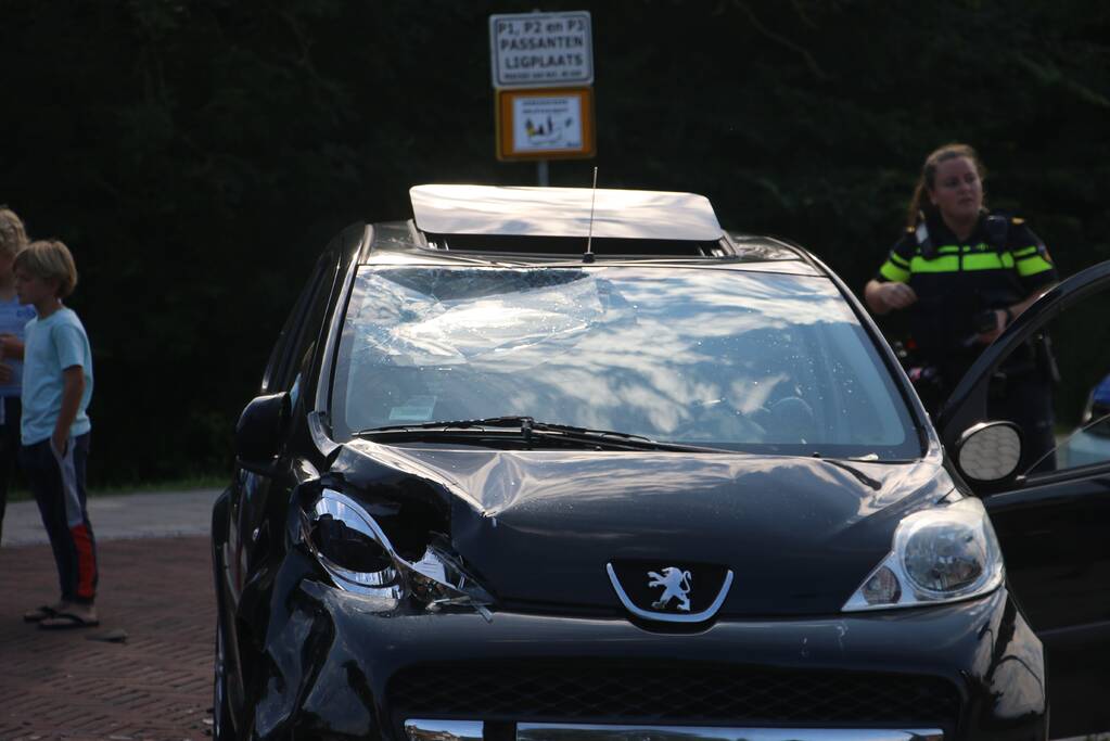 Brommerrijder gewond na aanrijding met auto