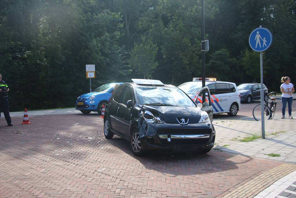 Brommerrijder gewond na aanrijding met auto