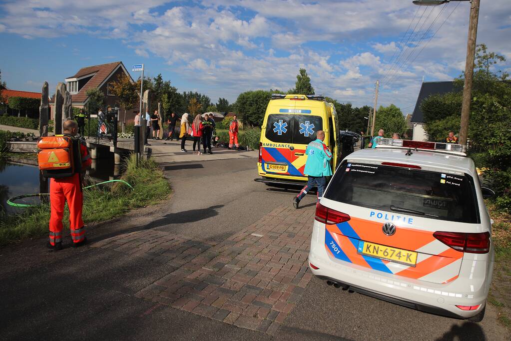 Personenauto belandt op zijn kant na ongeval