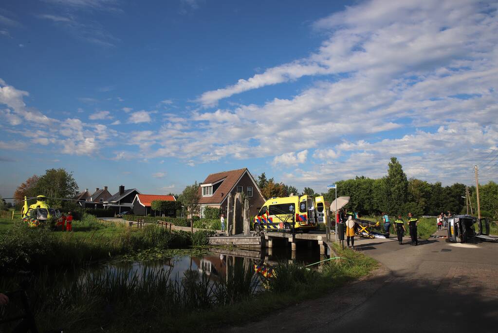 Personenauto belandt op zijn kant na ongeval