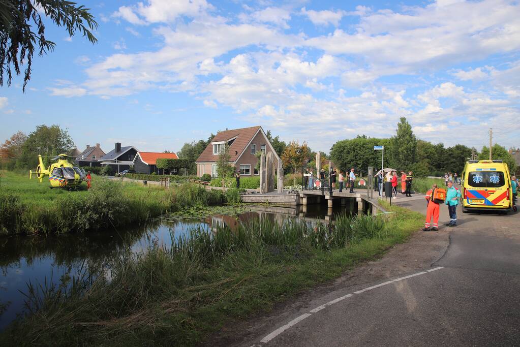 Personenauto belandt op zijn kant na ongeval