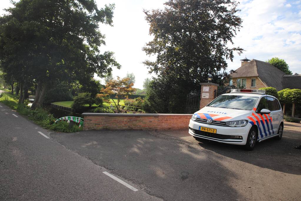 Personenauto belandt op zijn kant na ongeval