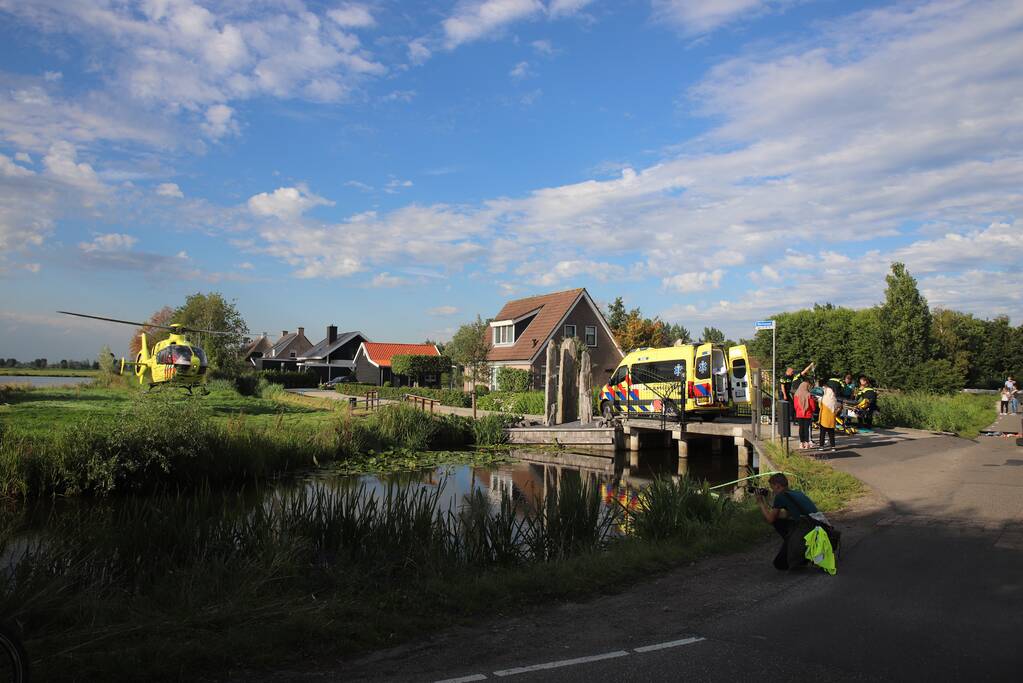 Personenauto belandt op zijn kant na ongeval