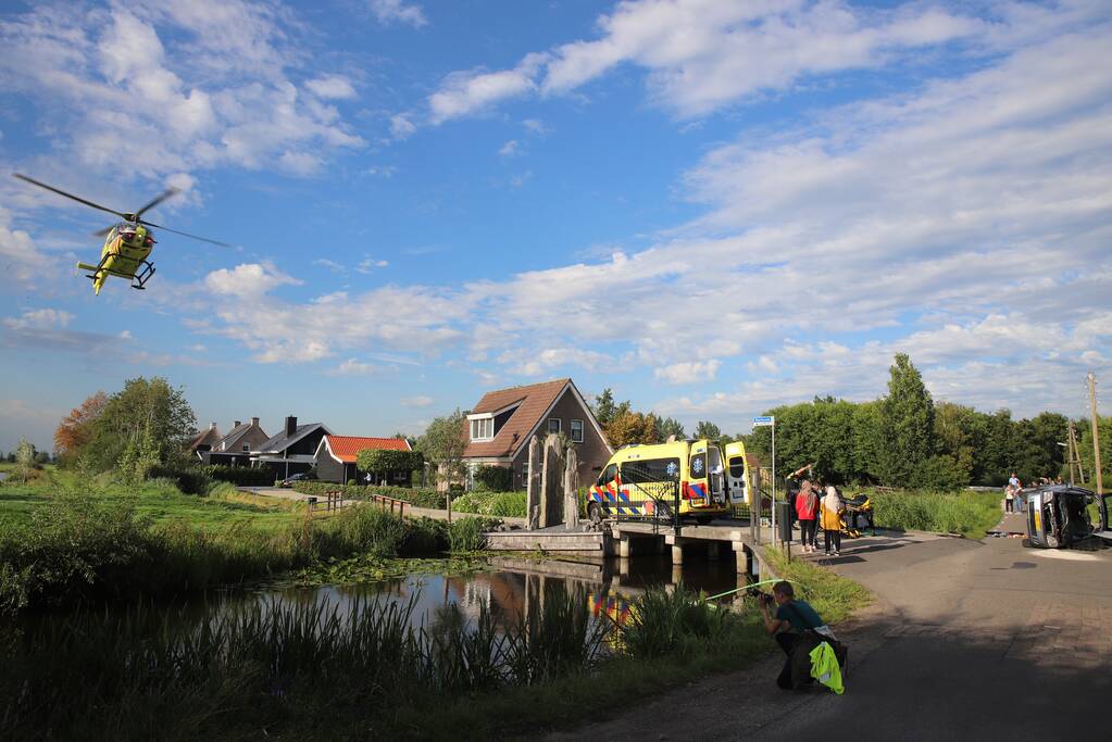 Personenauto belandt op zijn kant na ongeval