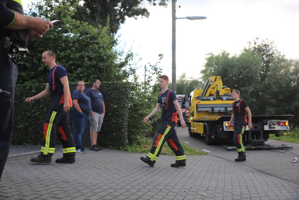 Personenauto belandt op zijn kant na ongeval
