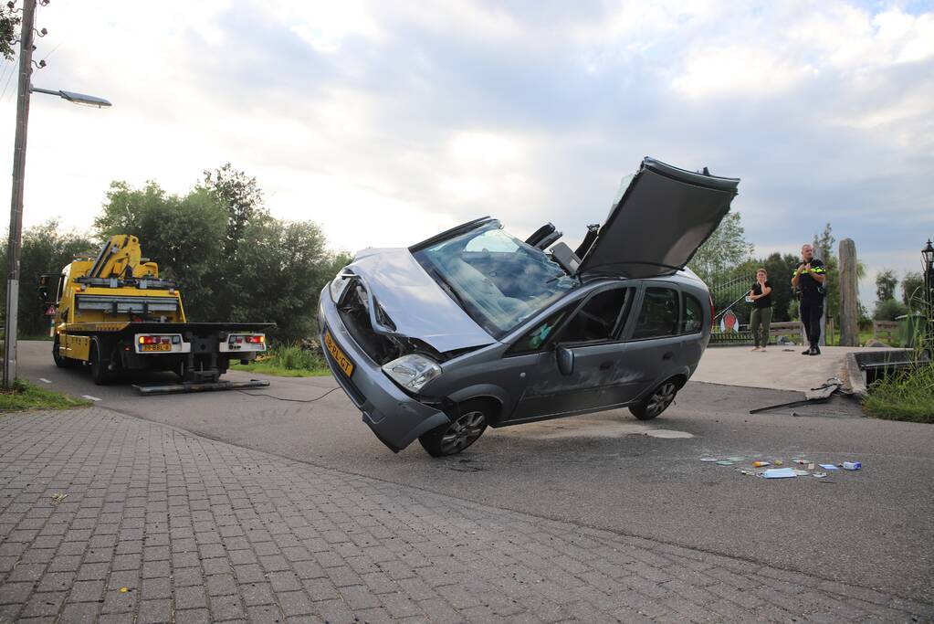 Personenauto belandt op zijn kant na ongeval
